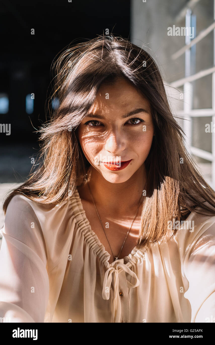 Portrait d'une femme dans la lumière du soleil Banque D'Images