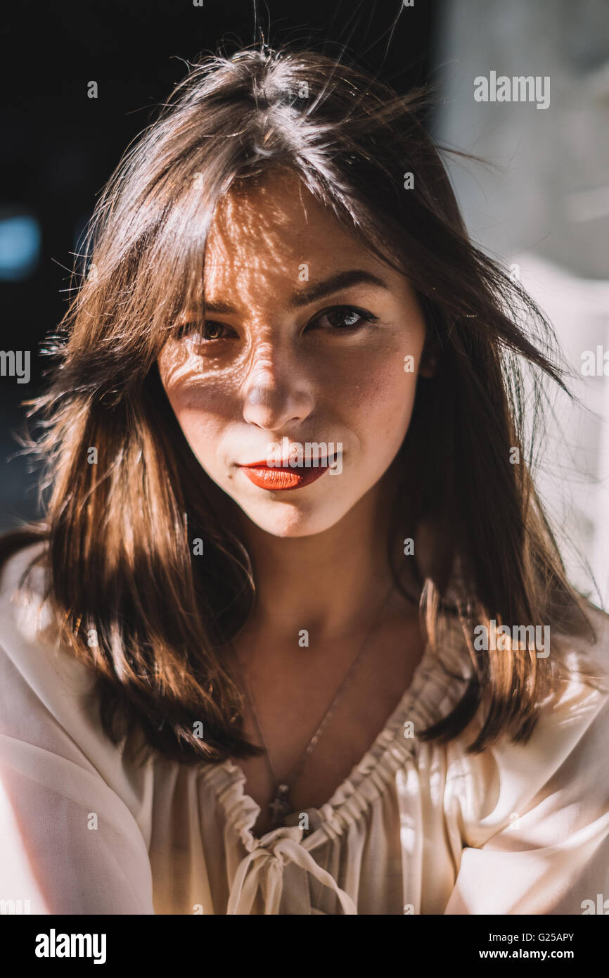 Portrait d'une femme dans la lumière du soleil Banque D'Images