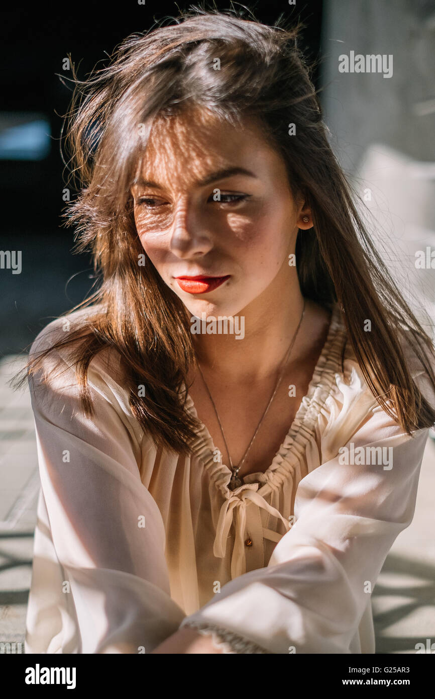 Portrait d'une femme dans la lumière du soleil Banque D'Images