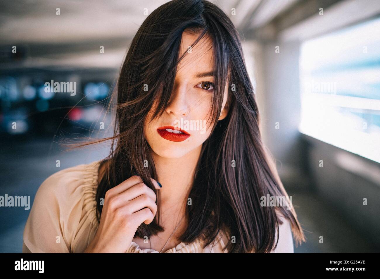 Portrait d'une femme, tenant ses cheveux Banque D'Images