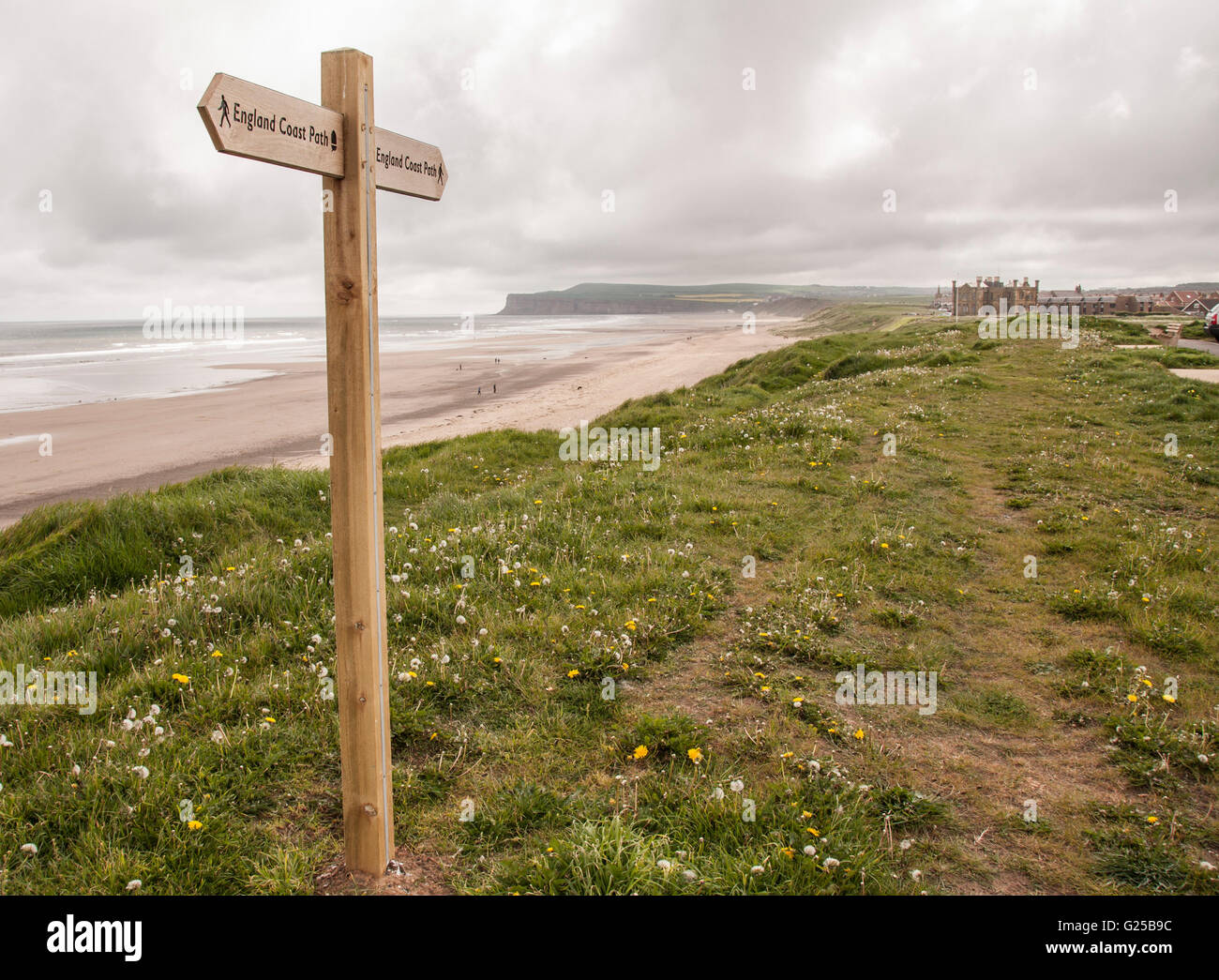 La plage de Marske sur la côte nord-est de l'Angleterre avec la direction montrant l'Angleterre Côte Banque D'Images