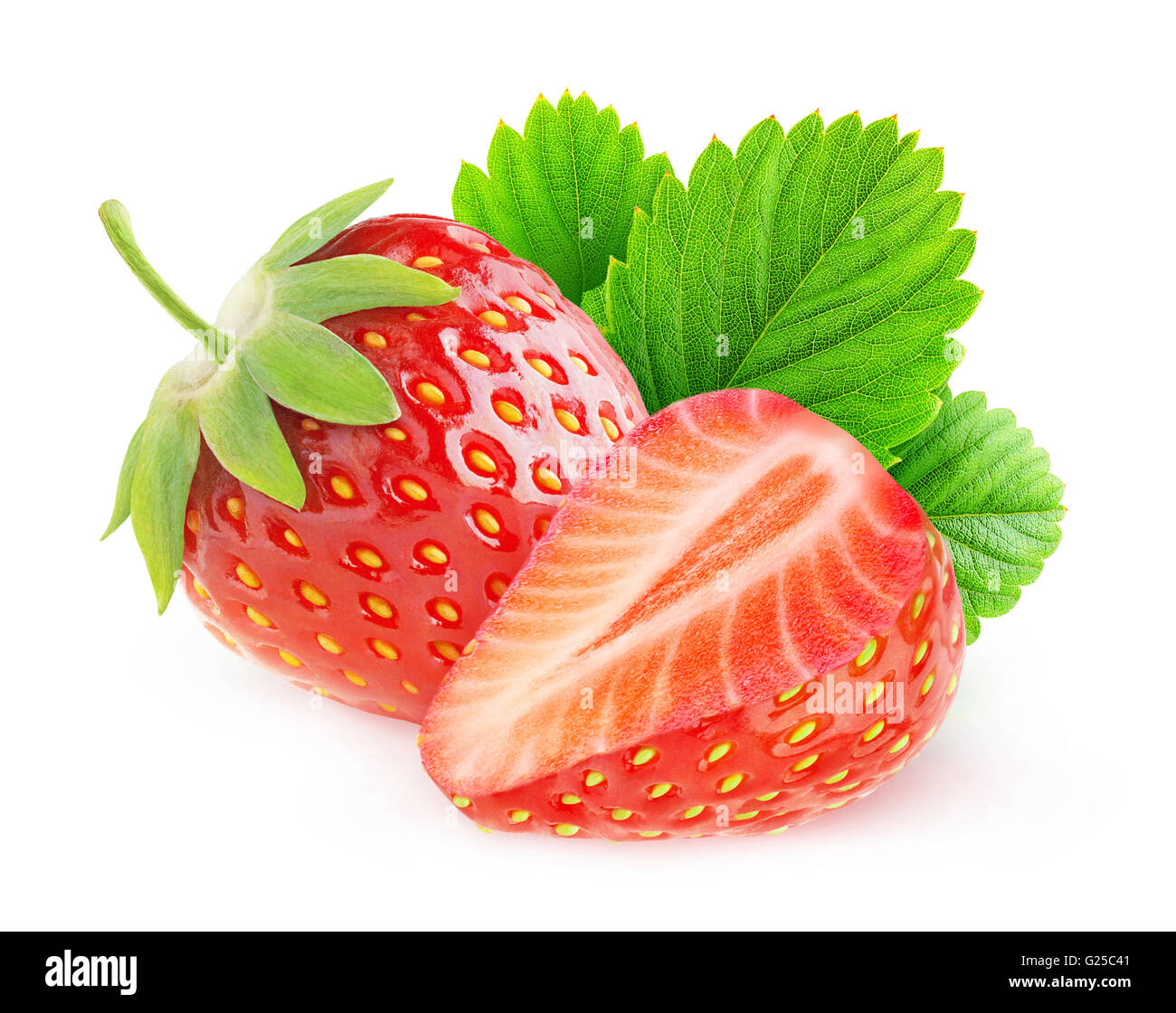 Couper les fraises. isolé Deux fraises isolé sur fond blanc avec clipping path Banque D'Images