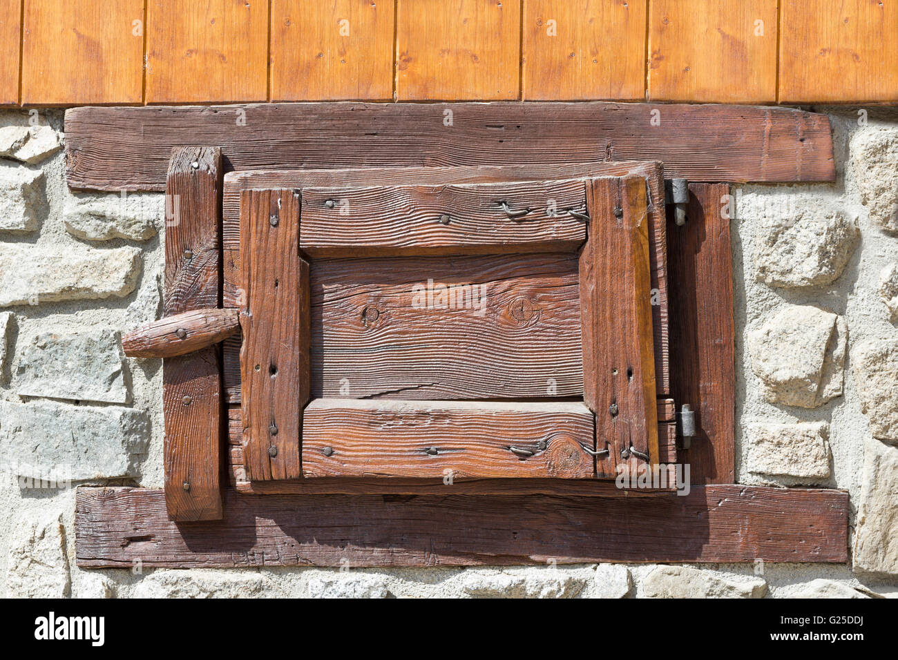 Fenêtres en bois ancien, typique de l'équitation Banque D'Images