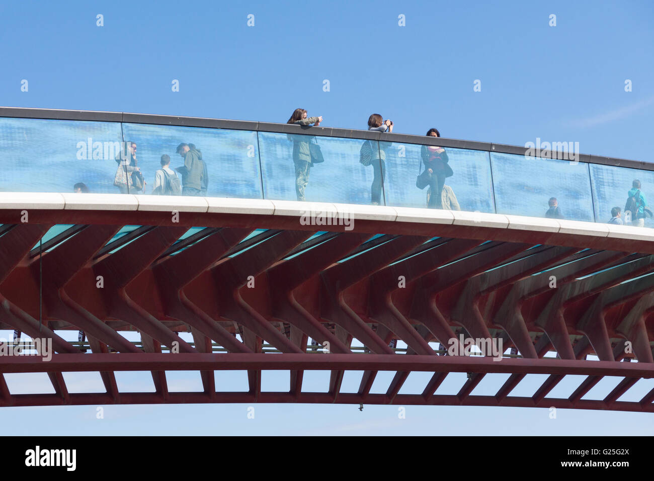 Les piétons à la recherche à la vue depuis le pont de la Constitution, Venise Banque D'Images