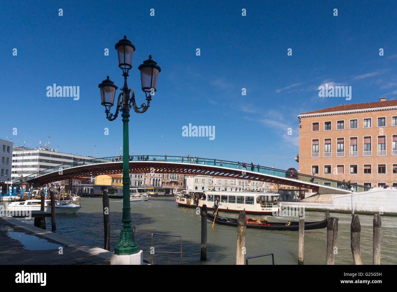 Un gondoler passe devant le pont de la Constitution, Venise Banque D'Images