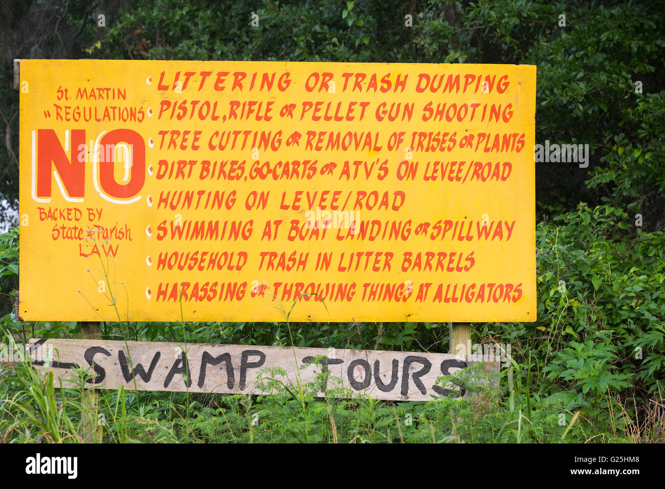 Publicité enseignes swamp tours et des règlements sur la rive du Lac Martin Banque D'Images