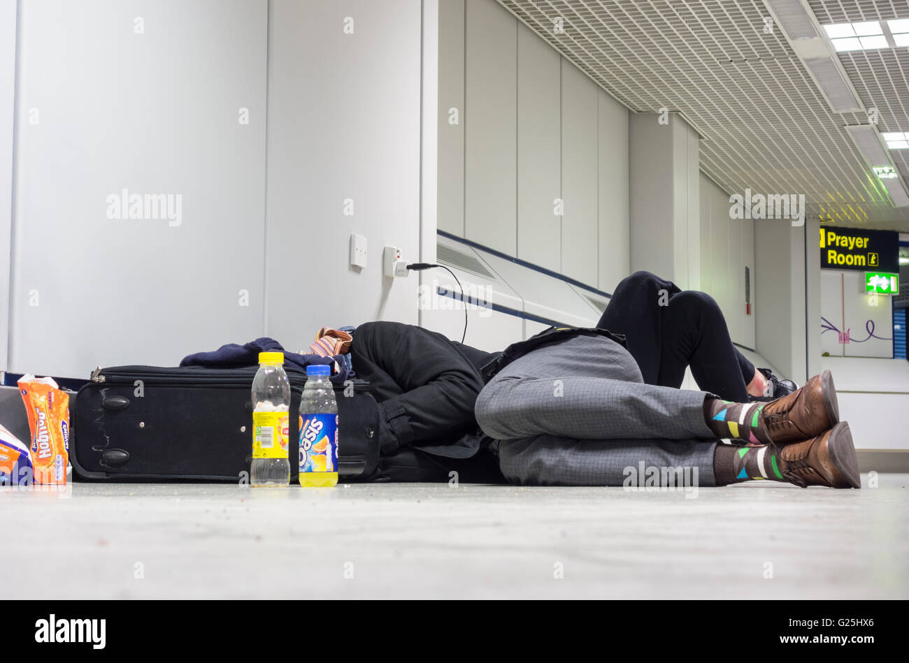 Deux jeunes hommes dormant à l'étage du terminal de l'aéroport de Manchester. ROYAUME-UNI Banque D'Images