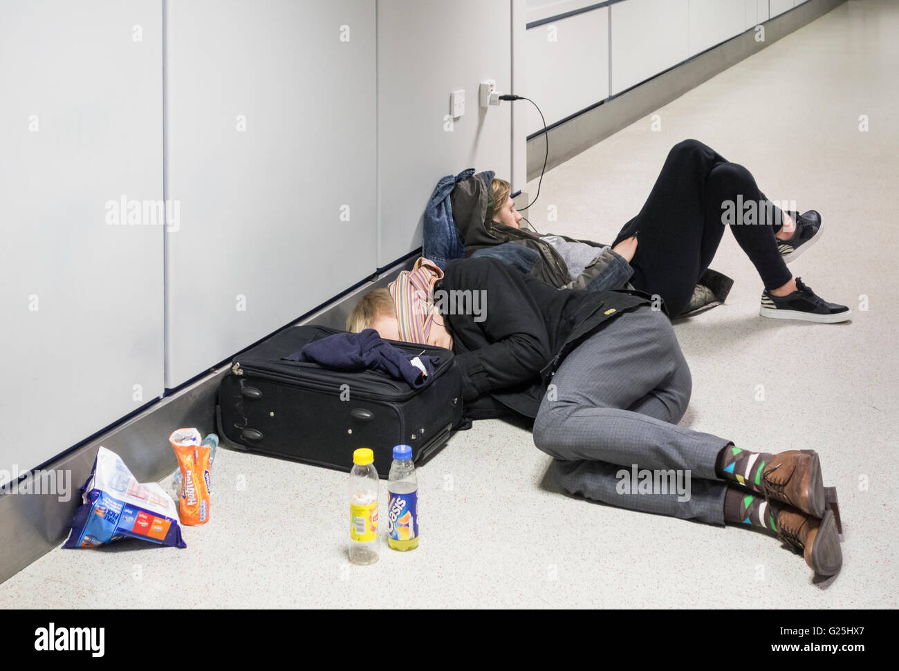 Deux jeunes hommes dormant à l'étage du terminal de l'aéroport de Manchester. ROYAUME-UNI Banque D'Images