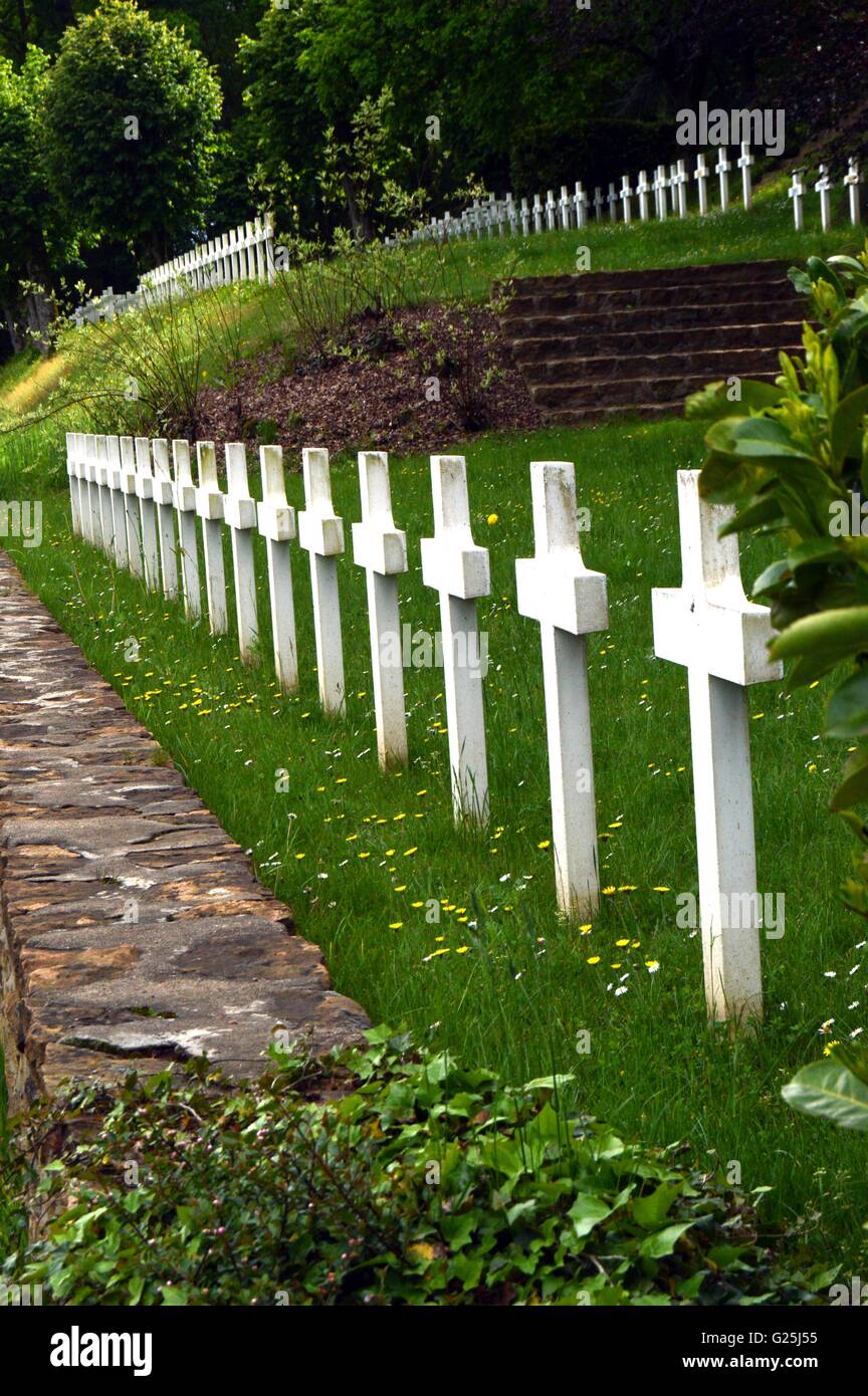 Ligne de blanc avec une croix du cimetière militaire français Banque D'Images