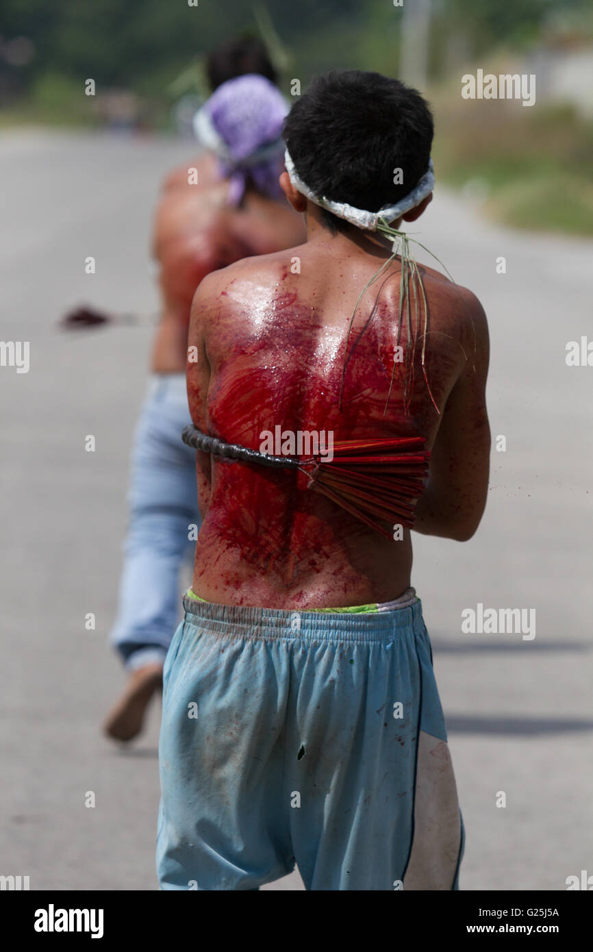 Un flagellant le Jeudi Saint de prendre part à la procédure de la semaine sainte, Pampanga, Philippines Banque D'Images