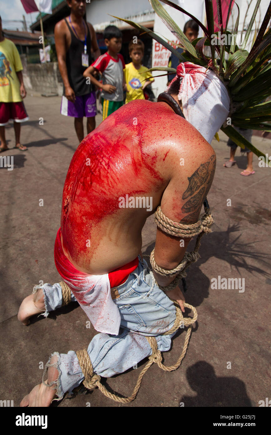 Un flagellant le Jeudi Saint de prendre part à la procédure de la semaine sainte, Pampanga, Philippines Banque D'Images