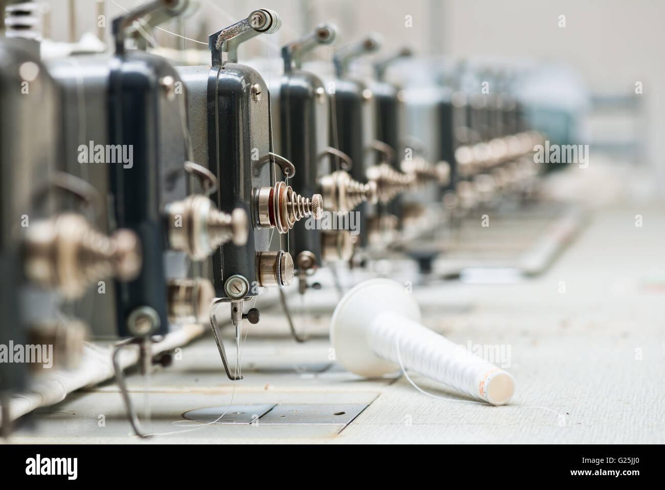 Usine textile abandonnée - machines à coudre Banque D'Images