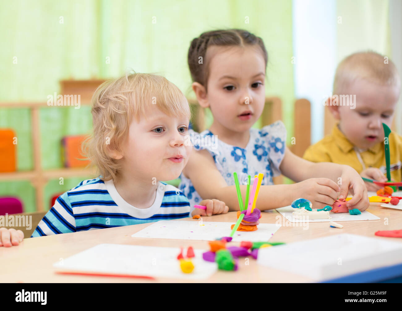 Les enfants faire de l'artisanat en centre de jour Banque D'Images