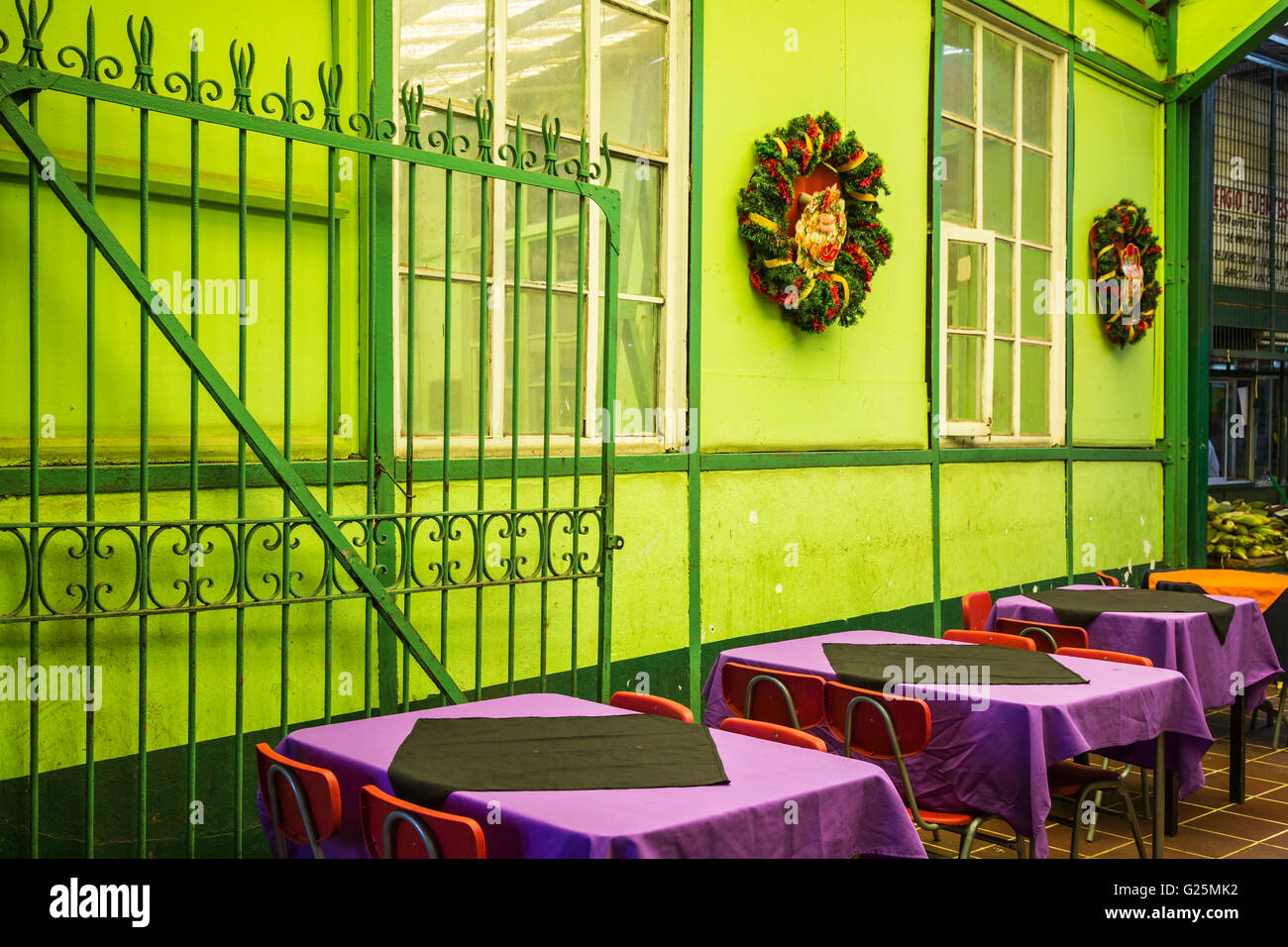 Tables à un restaurant dans le marché de la ville de Valparaiso, au Chili, en Amérique du Sud. Banque D'Images