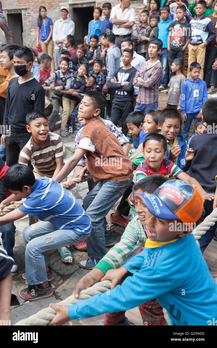 L'érection du mât en place Pottery, partie enfants version du Bisket Jatra célébration à Bhaktapur, Népal Banque D'Images