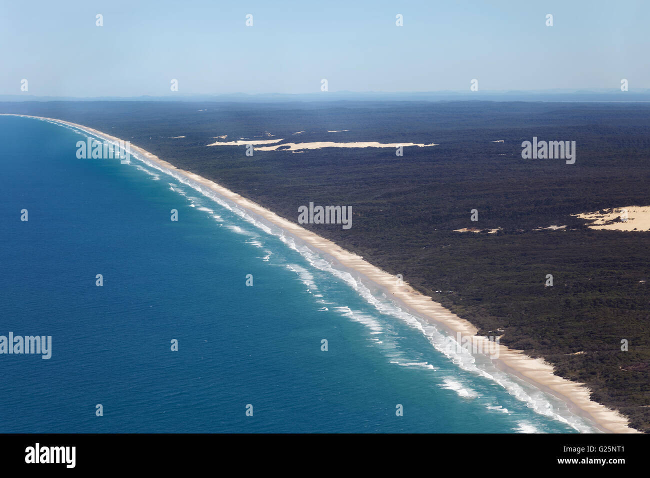 Vue aérienne, 75 Mile Beach Road, la route officielle, UNESCO World Heritage Site, Fraser Island, Great Sandy National Park Banque D'Images