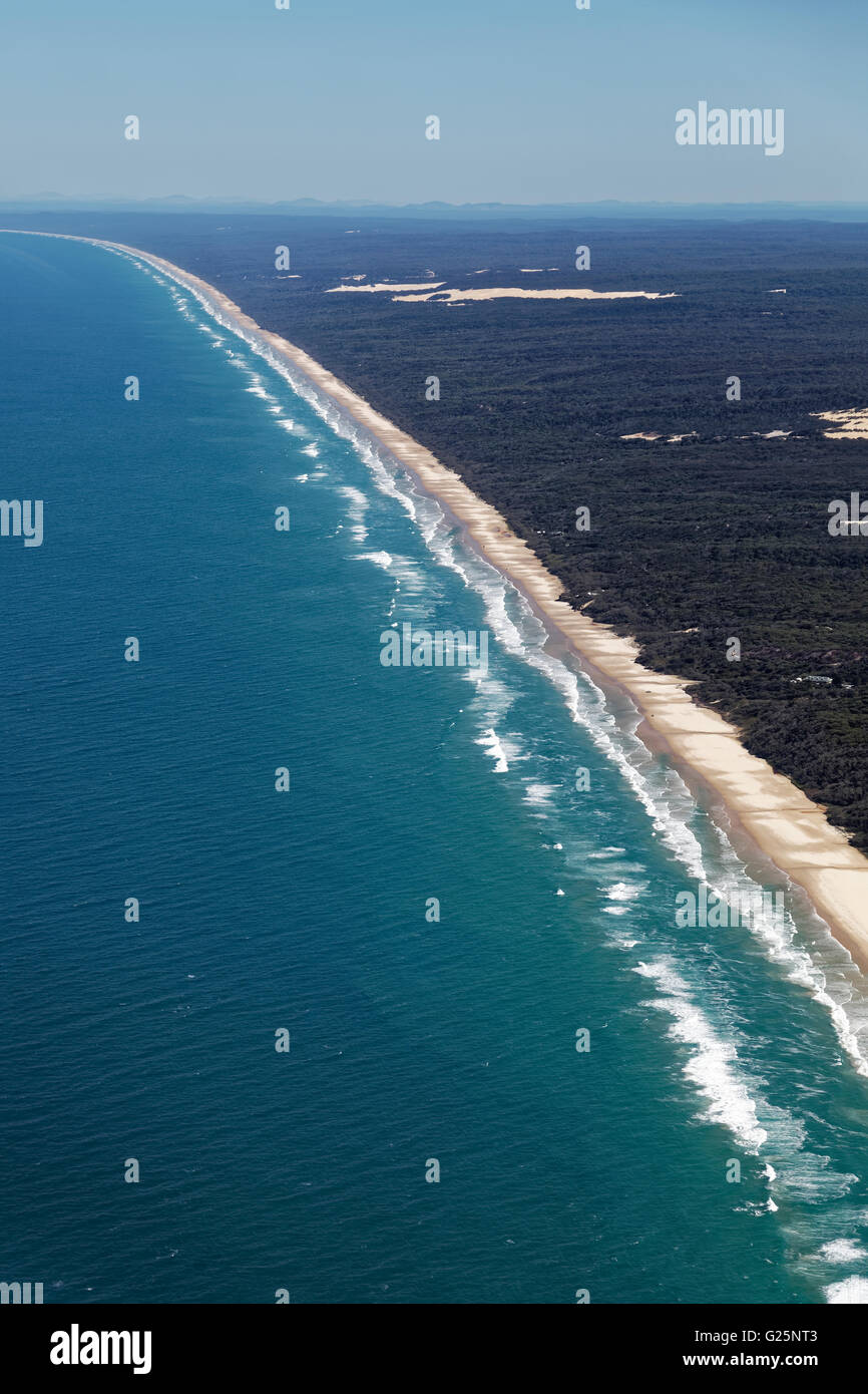 Vue aérienne 75 Mile Beach Road, la route officielle, UNESCO World Heritage Site, Fraser Island, Great Sandy National Park Banque D'Images