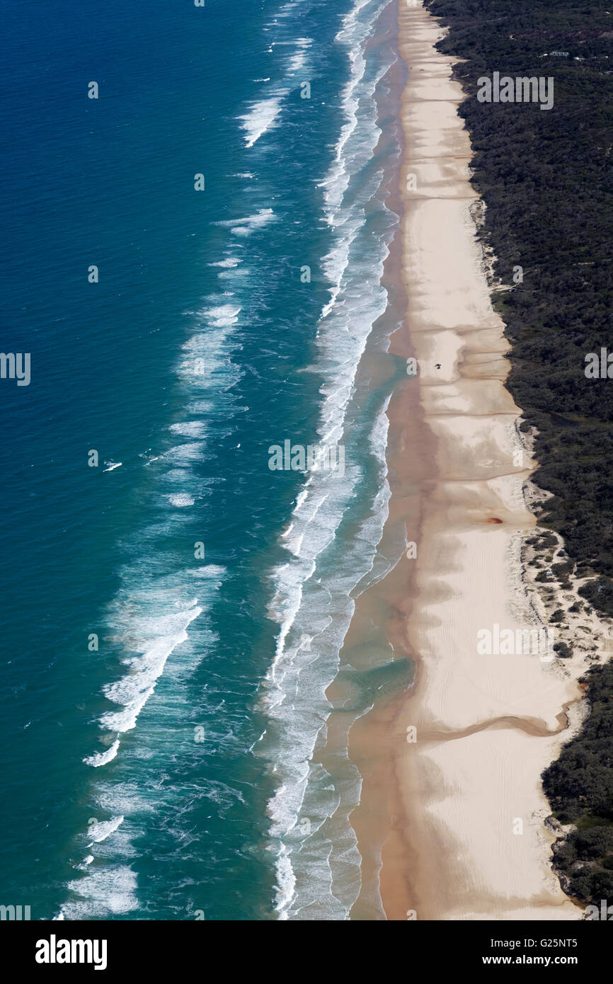 Vue aérienne 75 Mile Beach Road, la route officielle, UNESCO World Heritage Site, Fraser Island, Great Sandy National Park Banque D'Images