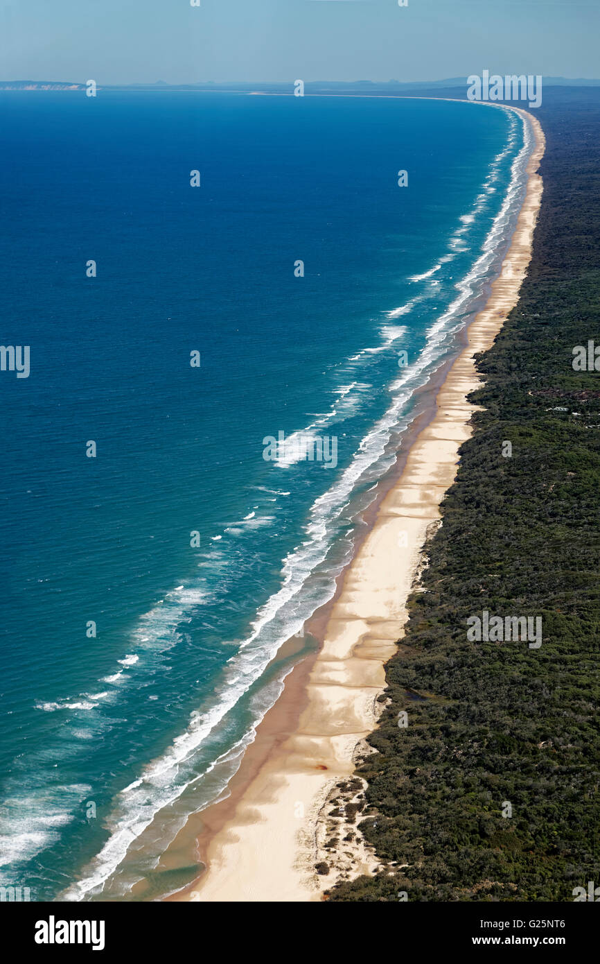 Vue aérienne 75 Mile Beach Road, la route officielle, UNESCO World Heritage Site, Fraser Island, Great Sandy National Park Banque D'Images