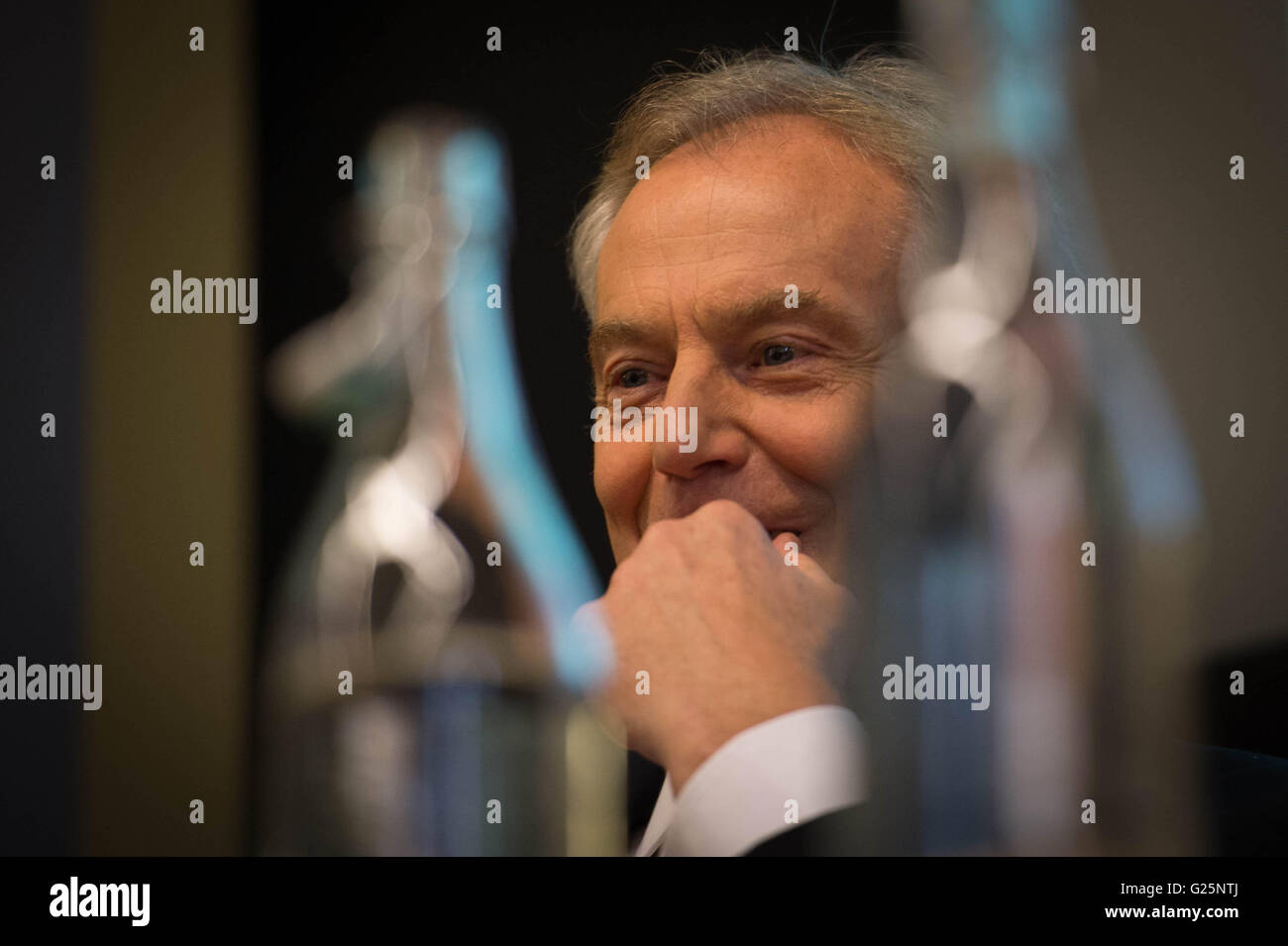 L'ancien premier ministre Tony Blair participe à une discussion sur la Grande-Bretagne dans le monde dans le centre de Londres, où il a admis l'Occident "sous-estimé" les problèmes en Iraq après la chute de Saddam Hussein qu'il a appelé à l'envoi de troupes au sol britannique pour revenir à la région de prendre sur l'État islamique (EST). Banque D'Images