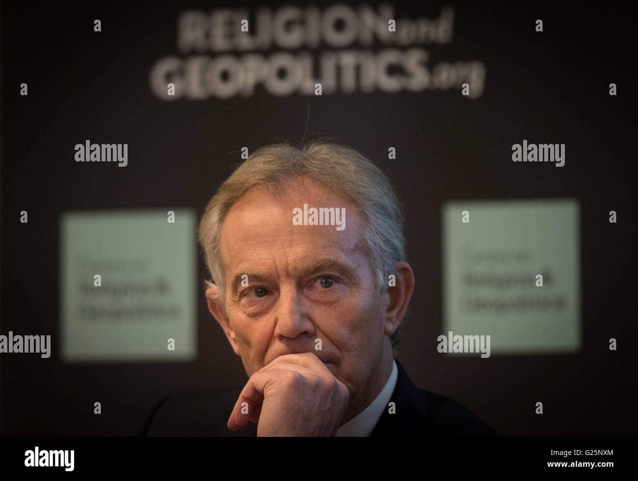 L'ancien premier ministre Tony Blair participe à une discussion sur la Grande-Bretagne dans le monde dans le centre de Londres, où il a admis l'Occident "sous-estimé" les problèmes en Iraq après la chute de Saddam Hussein qu'il a appelé à l'envoi de troupes au sol britannique pour revenir à la région de prendre sur l'État islamique (EST). Banque D'Images