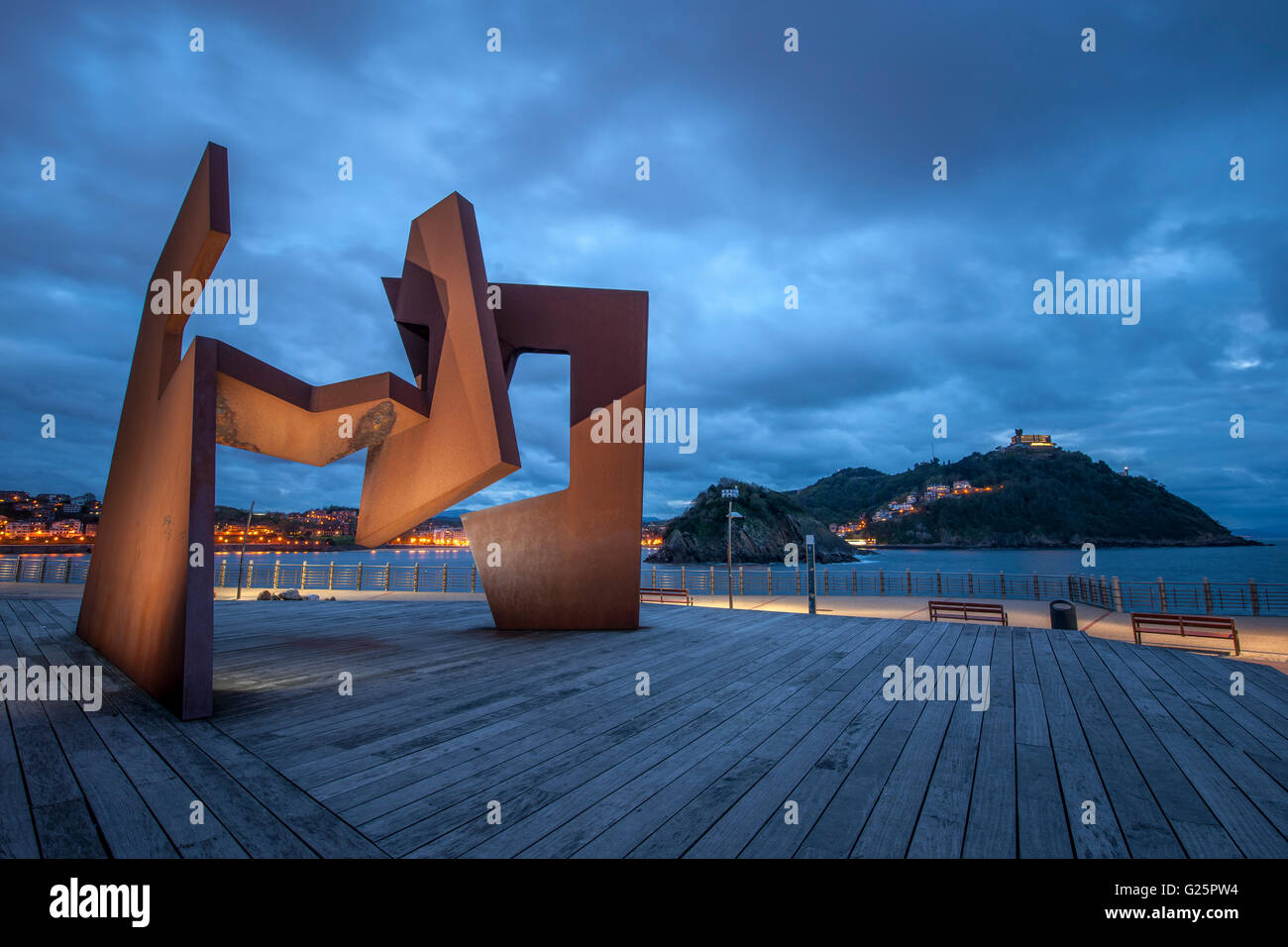 Structure en acier de construction vide, Jorge Oteiza, sur la baie de La Concha, Donostia-San Sebastian, Pays Basque, Espagne Banque D'Images