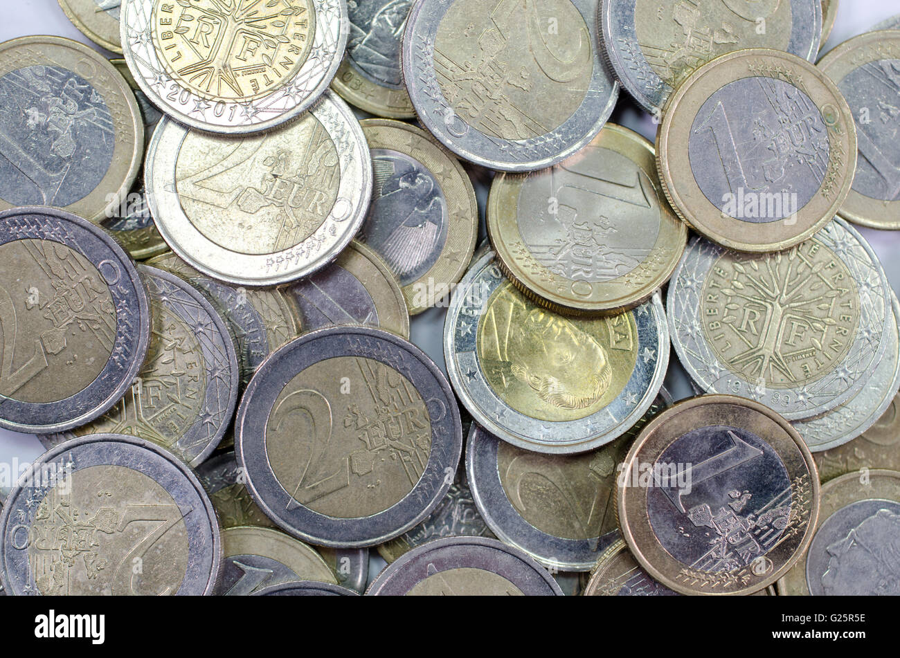 Arrière-plan de pièces en euro y compris un euro et deux euros Banque D'Images