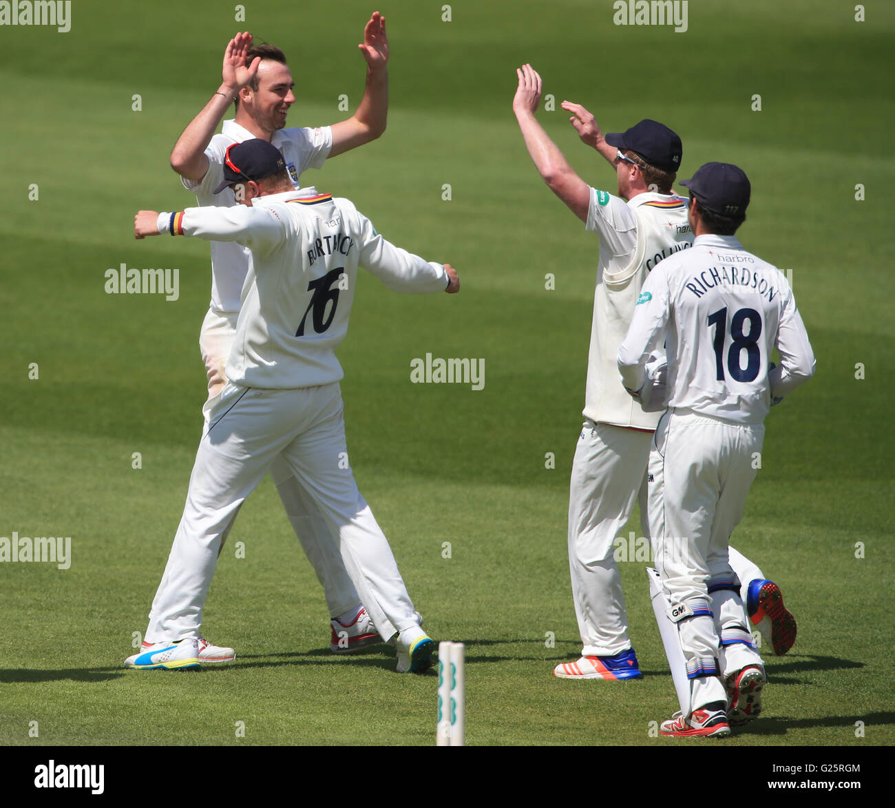 James Weighell (à gauche) célèbre la prise de cricket du batteur du Warwickshire Sam Hain pour 6 avec Scott Borthwick (2e à gauche) de Durham et le capitaine Paul Collingwood (2e à droite) pendant le troisième jour du championnat du comté de Specsavers, match de la division un à Edgbaston, Birmingham. APPUYEZ SUR ASSOCIATION Phoo. Date de la photo: Mardi 24 mai 2016. Voir PA Story CRICKET Warwickshire. Le crédit photo devrait se lire comme suit : Nick Potts/PA Wire. RESTRICTIONS: . Aucune utilisation commerciale sans le consentement écrit préalable de la BCE. Utilisation d'images fixes uniquement. Aucune image mobile à émuler. Pas de retrait ou d'obscurcissement du sponsor Banque D'Images