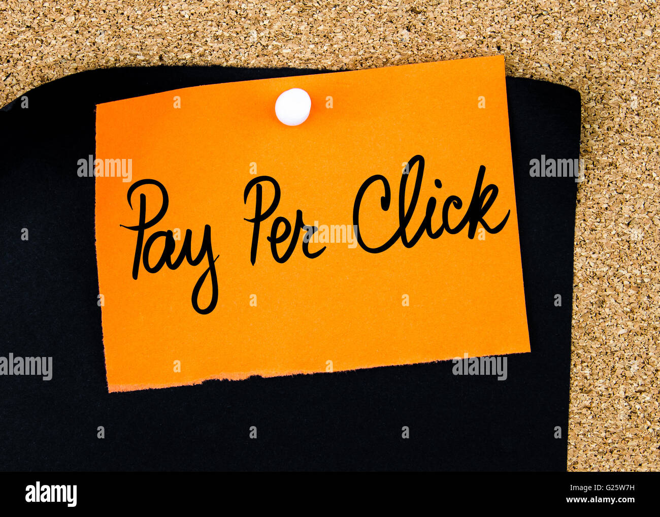 Le salaire par Clic écrit sur papier orange note épinglée sur le panneau de liège avec blanc punaises, copie espace disponible Banque D'Images