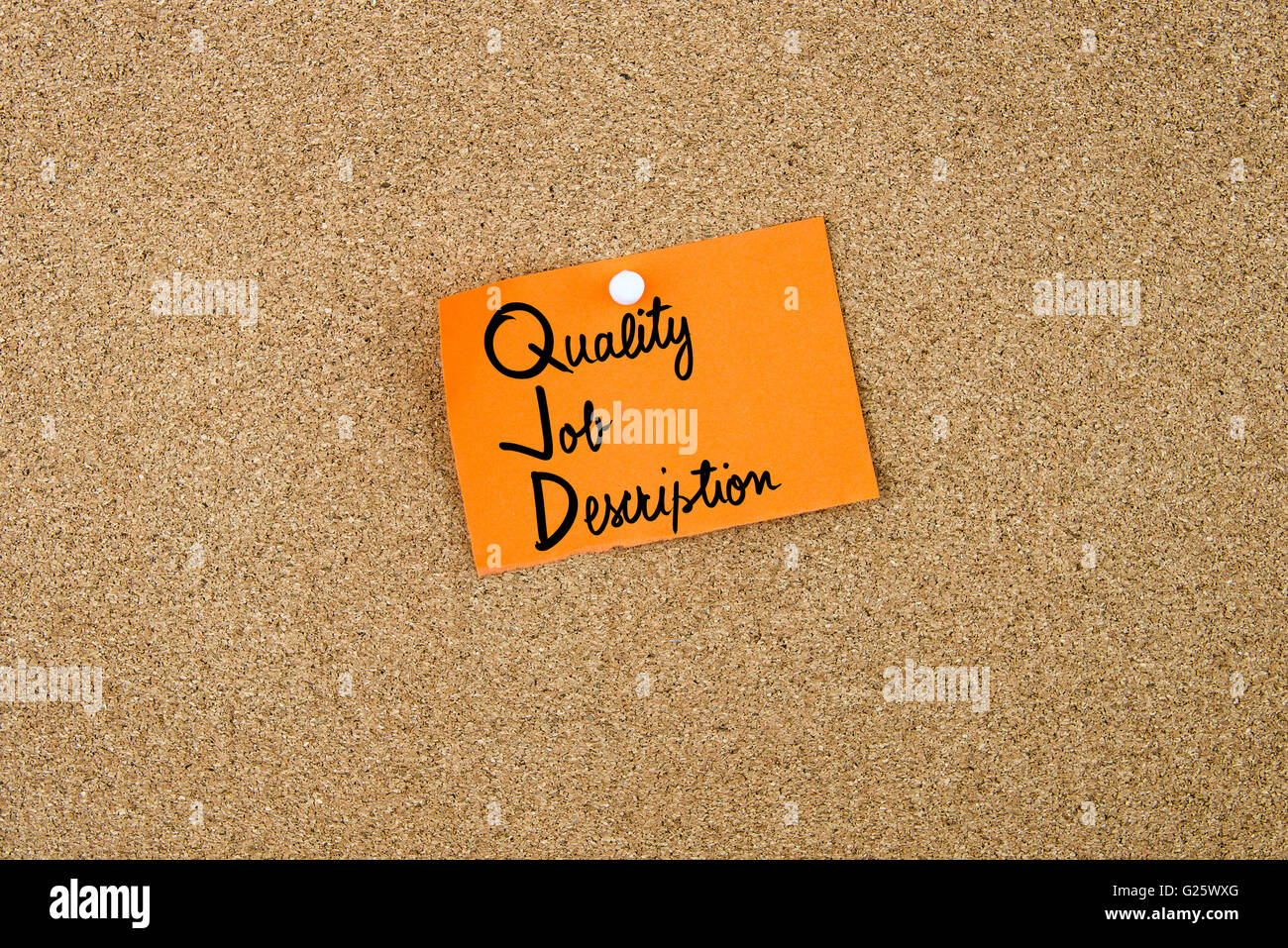 DESCRIPTION D'EMPLOI DE QUALITÉ COMME QJD écrit sur papier orange note épinglée sur le panneau de liège avec blanc punaises, copie espace disponible Banque D'Images