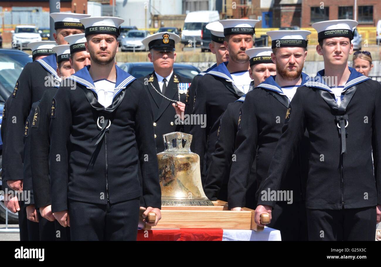 La cloche du HMS Hood est porté par un garde de la Marine royale à Portsmouth Historic Dockyard après qu'elle a été dévoilée par la Princesse Royale pour marquer le 75e anniversaire de la Marine royale, plus grande perte de vie à partir d'un même bateau. Banque D'Images