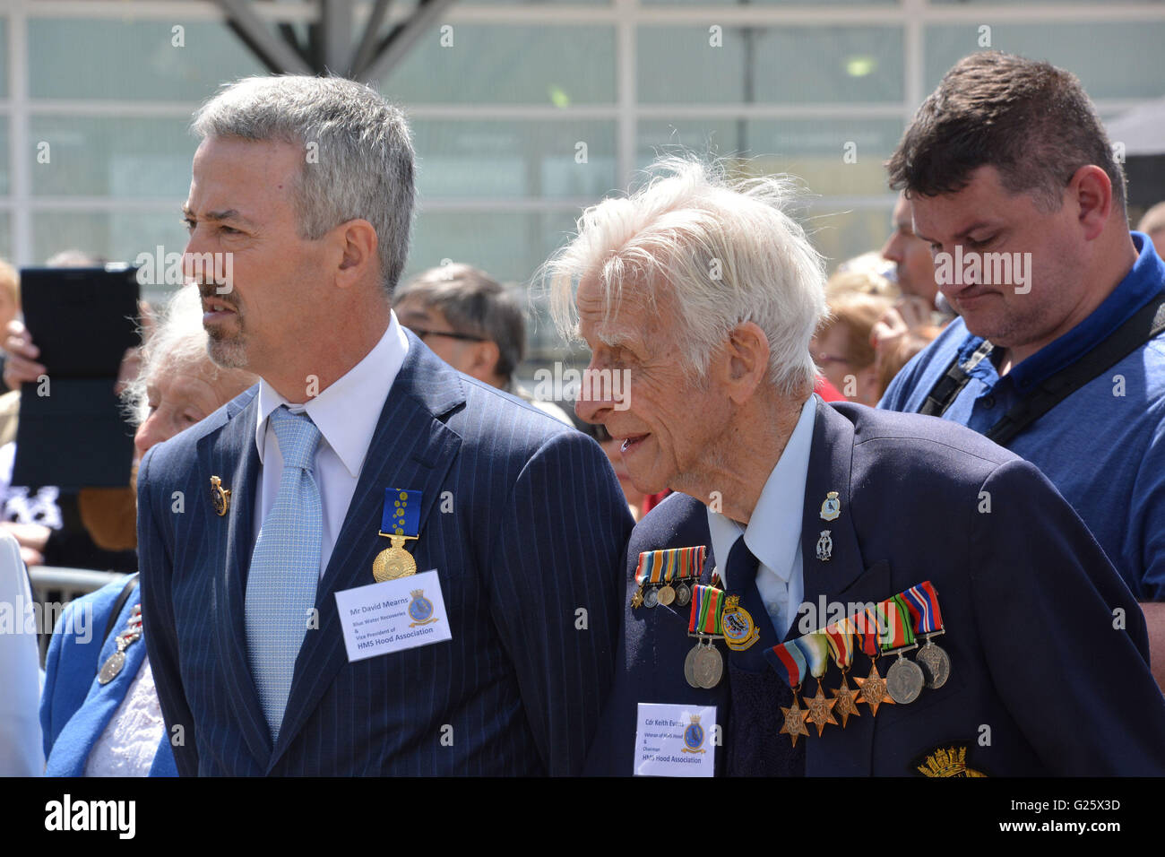 Le commandant vétéran Keith Evans (à droite), qui a servi à bord du HMS Hood à partir de 1938-1939, assiste à l'inauguration de la cloche du navire à Portsmouth Historic Dockyard pour marquer le 75e anniversaire de la Marine royale, plus grande perte de vie à partir d'un même bateau. Banque D'Images