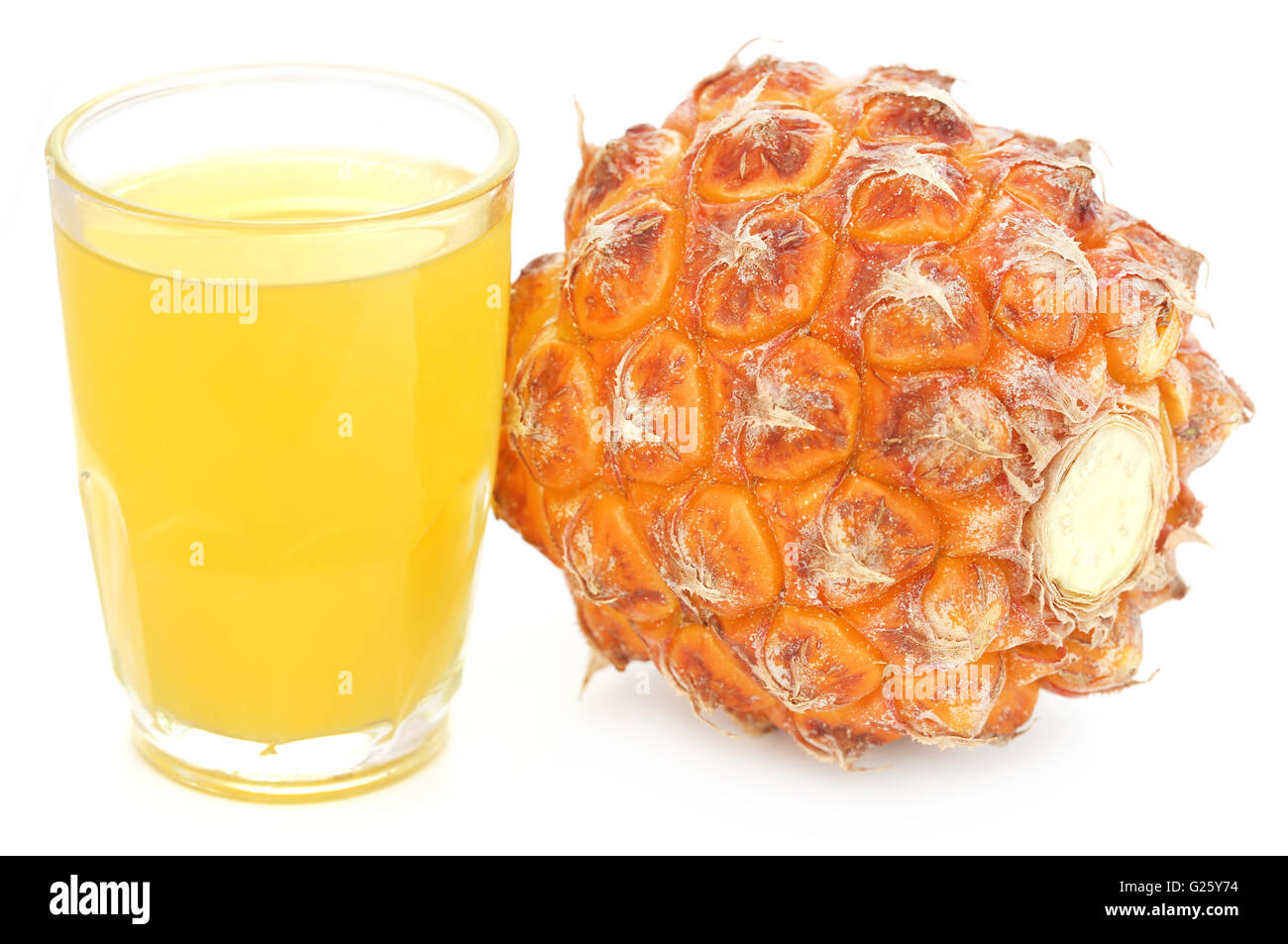 L'ananas avec le jus dans un verre sur fond blanc Banque D'Images