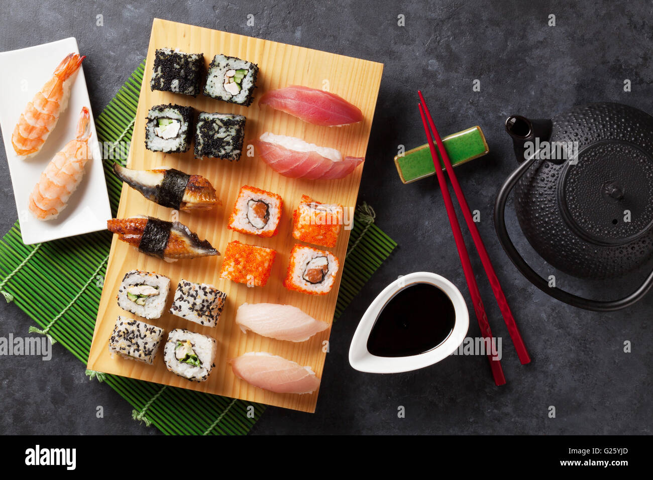 Ensemble de sushi, maki et thé vert sur table en pierre. Vue d'en haut Banque D'Images