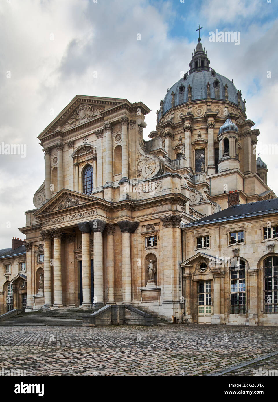 L'église en forme de dôme du Val-de-Grâce à Paris, construit dans les années 1640. de Mansart et Lemercier. Banque D'Images