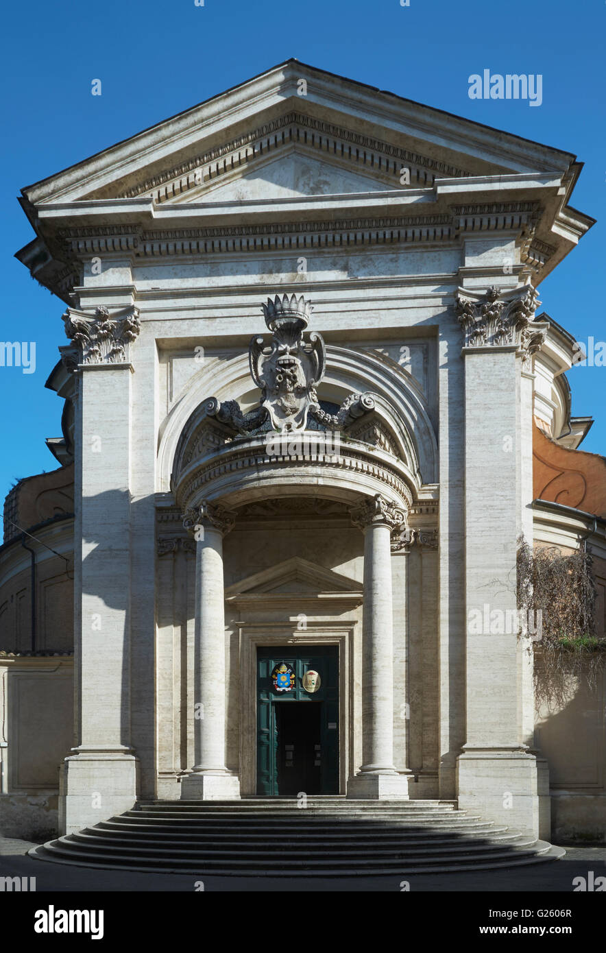 Sant'Andrea al Quirinale, façade avec fronton semi-circulaire au-dessus du portique par Gianlorenzo Bernini, 1658-1670 Banque D'Images