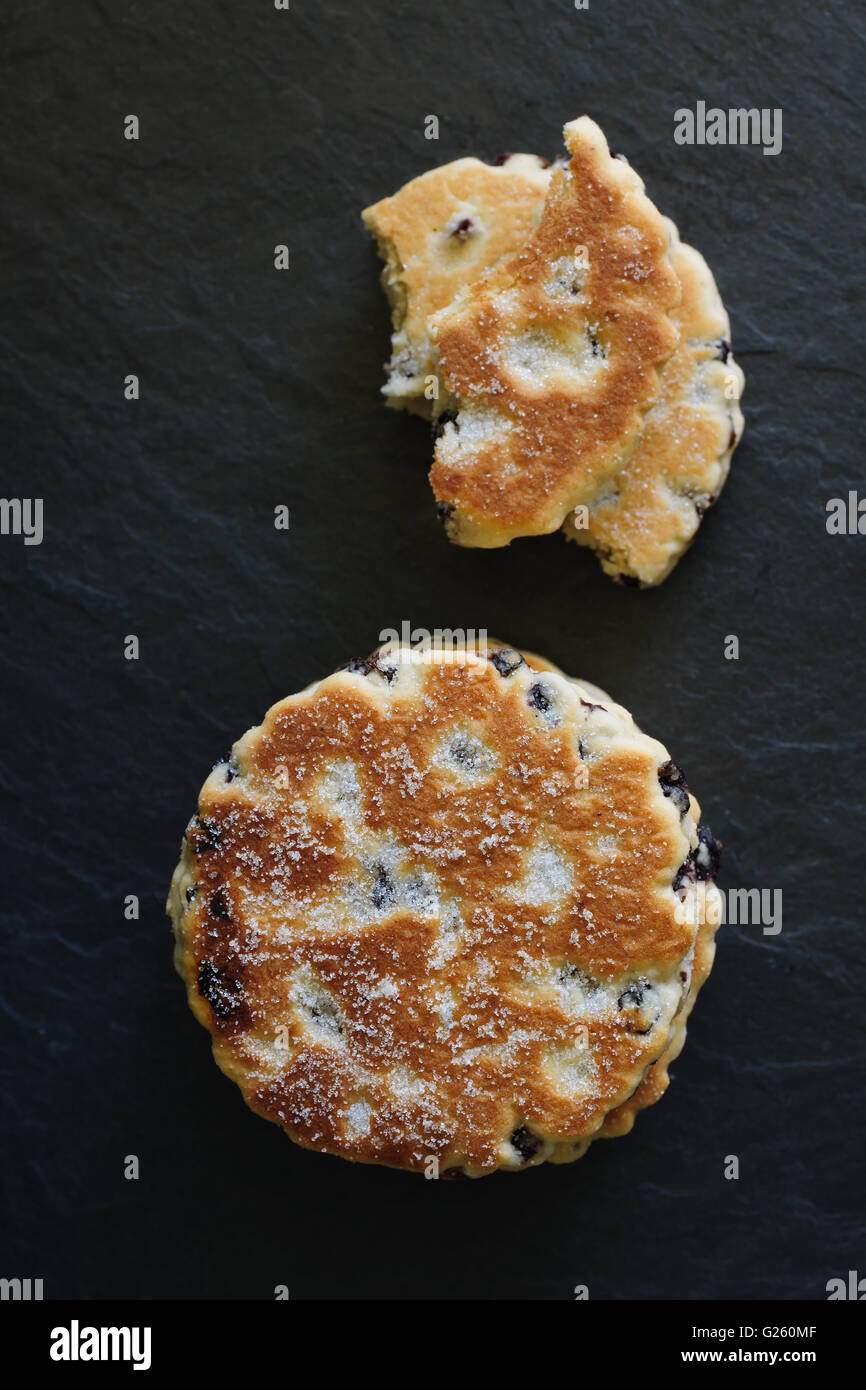 Gâteaux gallois une crêpière traditionnelle gâteau fait avec de la farine et les fruits secs sur un fond d'ardoise Banque D'Images