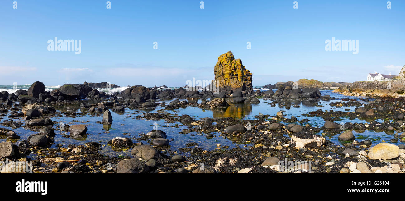 Balintoy avec vagues à l'extérieur du port et de l'Ulster Causeway Coastal Route le comté d'Antrim en Irlande du Nord Banque D'Images