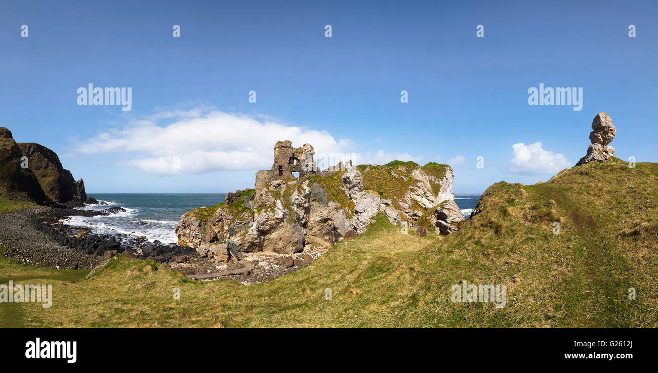 Kinbane Head château sur la façon de l'Ulster et de Causeway Coastal Route le comté d'Antrim en Irlande du Nord Banque D'Images