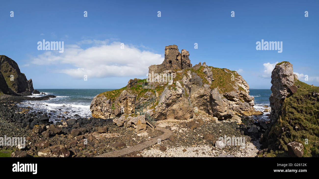 Kinbane Head château sur la façon de l'Ulster et de Causeway Coastal Route le comté d'Antrim en Irlande du Nord Banque D'Images