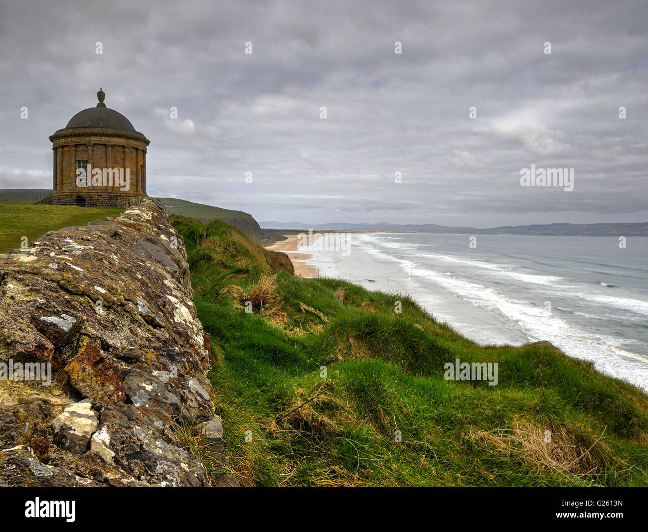 Temple Mussenden et plage de descente ou d'un axe sur l'Ulster Way Route Côtière Causeway et le Comté de Londonderry en Irlande du Nord Banque D'Images