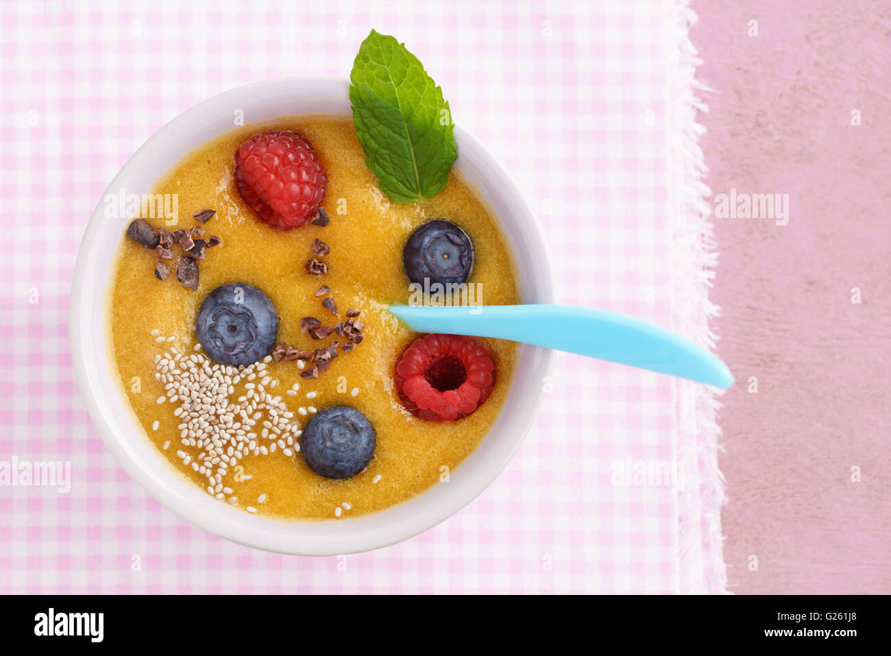 Smoothie pêche bol Banque D'Images
