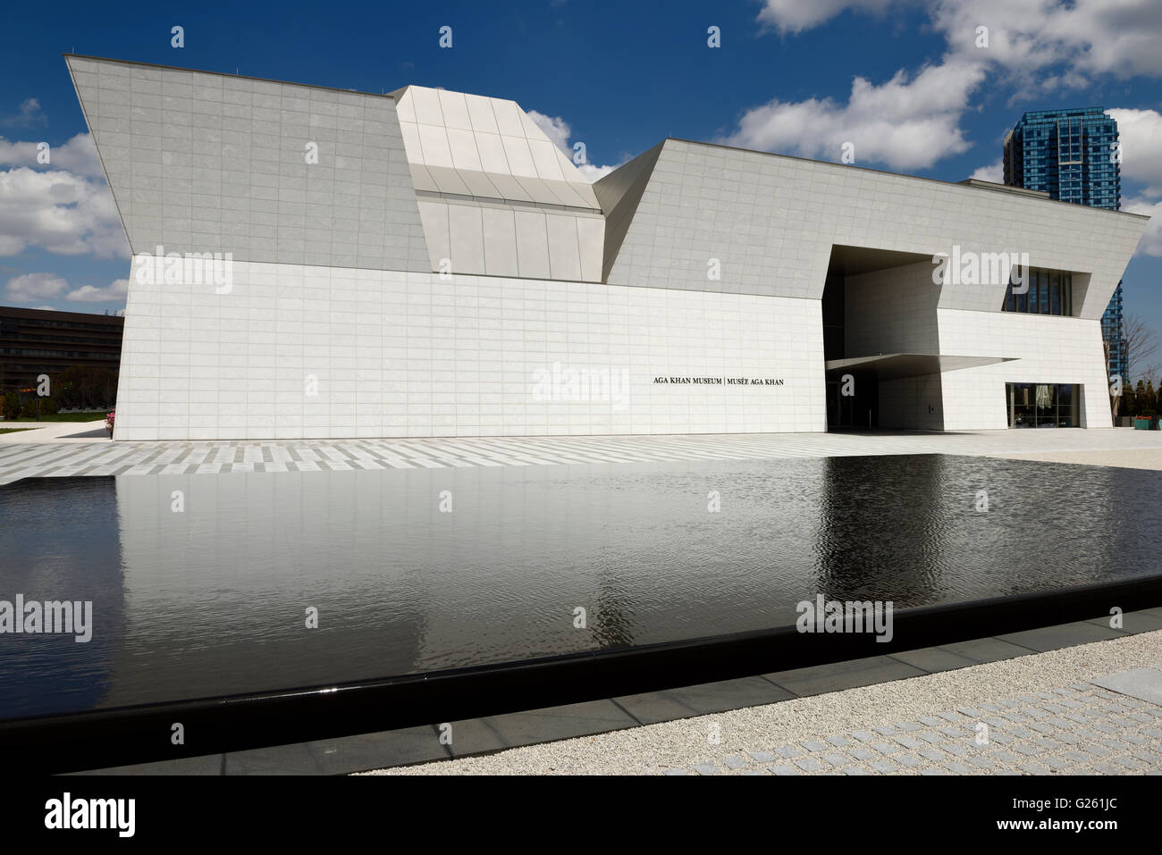 Aga Khan Museum moderne architecture façade noire avec étang Toronto Banque D'Images
