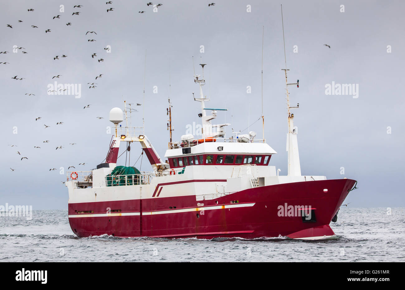 Chalutier de pêche naviguant sur l'océan Atlantique nord. Banque D'Images