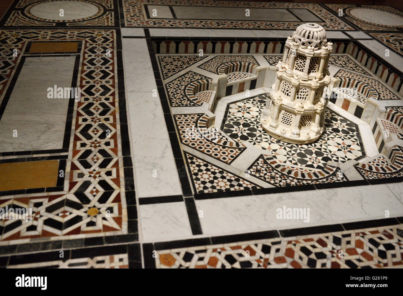 L'intérieur du 16ème siècle en marbre et mosaïque islamique grès fontaine de la Syrie Banque D'Images