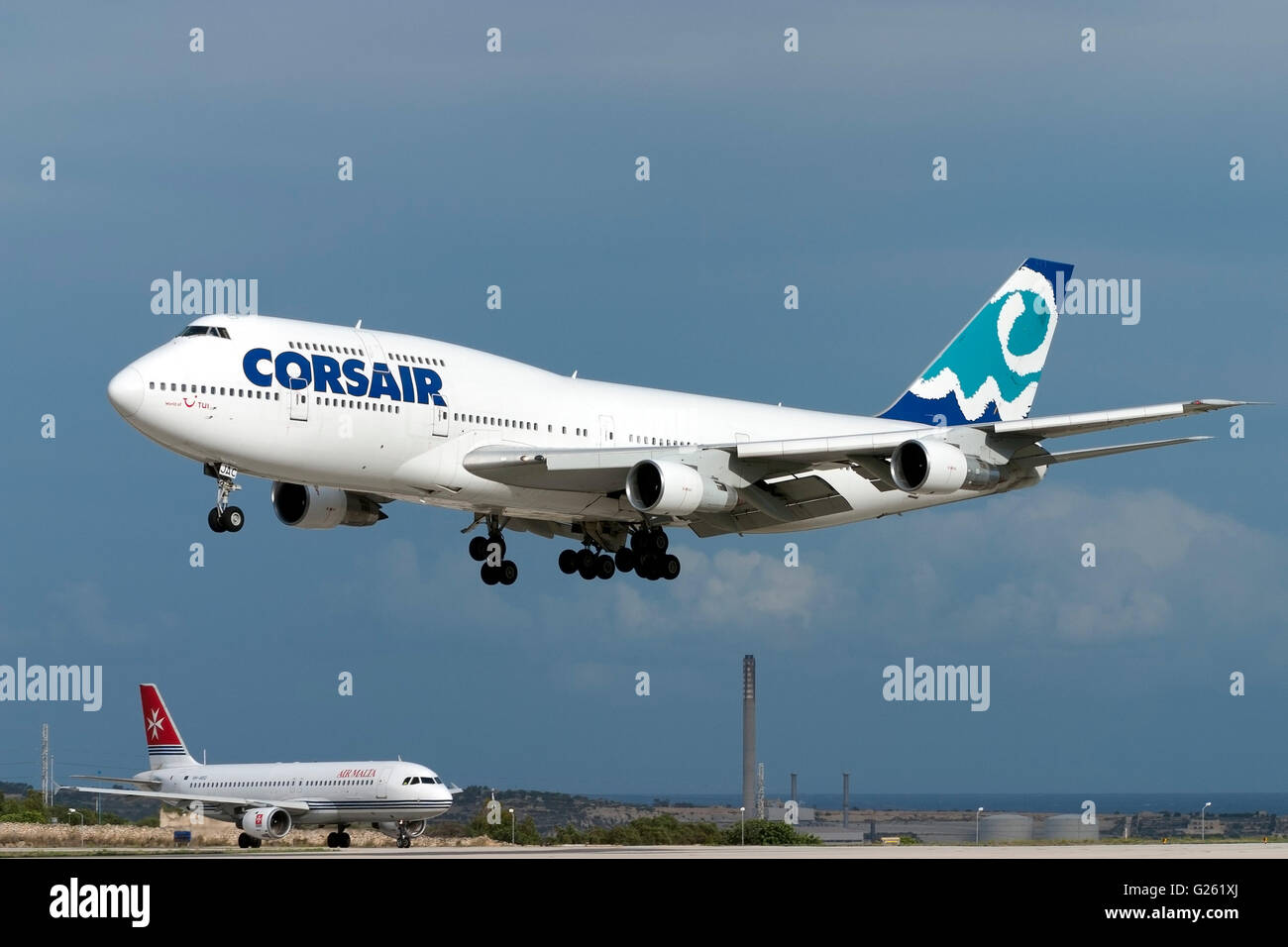 Boeing 747-312 de Corsair [F] HJAC-piste d'atterrissage 32 sur un vol nolisé. Banque D'Images