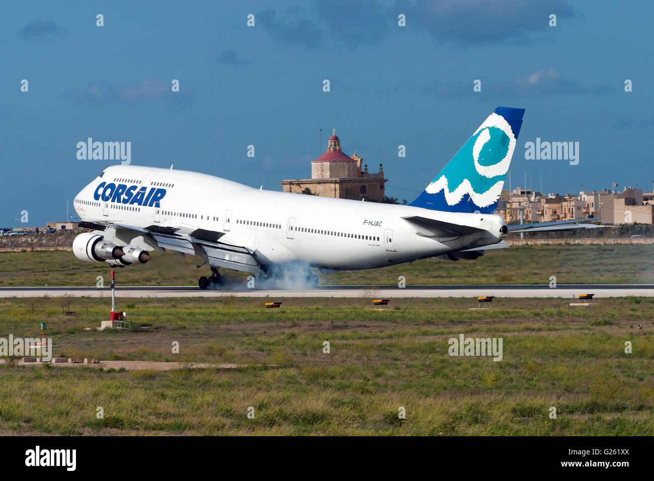 Boeing 747-312 de Corsair [F] HJAC-piste d'atterrissage 32 sur un vol nolisé. Banque D'Images