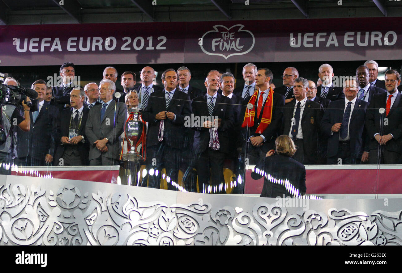 Président Michael Platini, l'UEFA Gianni Infantino et autres fonctionnaires en attente de remise des médailles après la finale de l'UEFA EURO 2012 Banque D'Images