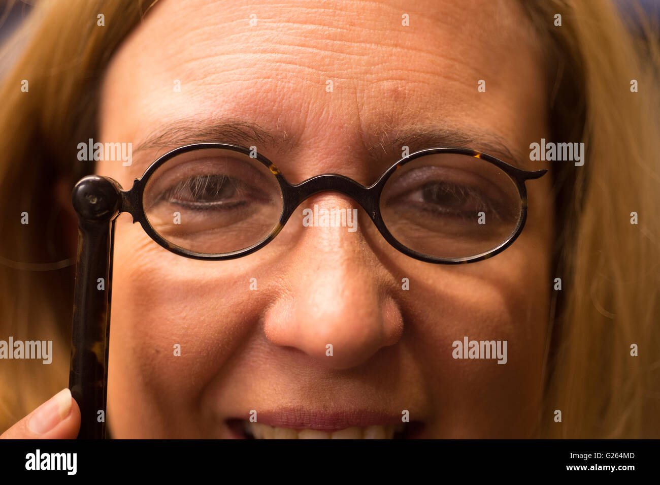 Le Voyager Press, London UK. 24 mai 2016. Rare collection de lunettes des années 1700 à 1940 est affiché et modélisées avant d'aller à la Foire du livre de Londres antiquaire à Olympie. Credit : Malcolm Park editorial/Alamy Live News. Banque D'Images