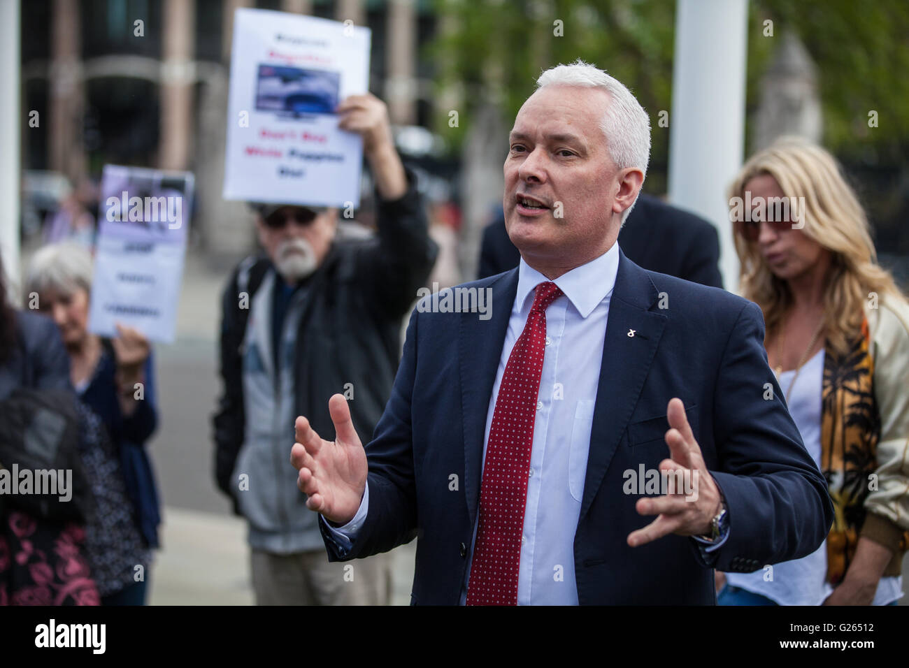 Londres, Royaume-Uni. 24 mai, 2016. Dr Paul Monaghan, SNP MP pour Caithness, Sutherland et Easter Ross, des adresses à des militants une manifestation devant le Parlement contre l'approvisionnement en magasin pour animaux de compagnie chiens4Us de Chiots chiot de fermes. L'environnement, de l'Alimentation et des Affaires rurales sous-comité sont actuellement une enquête sur la vente de chiens dans le cadre d'une enquête sur le bien-être des animaux. Credit : Mark Kerrison/Alamy Live News Banque D'Images